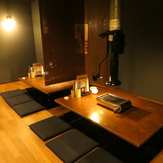 最大25名様まで収容可能な広々としたお座敷は、会社宴会や打ち上げ、地域のお集まりに最適です。一体感のある開放的な空間で、皆様と一緒に自慢のもつ鍋や焼肉を囲めば、盛り上がること間違いありません。大人数でのイベントや打ち上げを検討中の幹事様は、ぜひお早めにご予約ください！