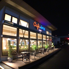 夜の外観はこんな感じです♪もちろん夜でもテラス席はご利用可能です♪