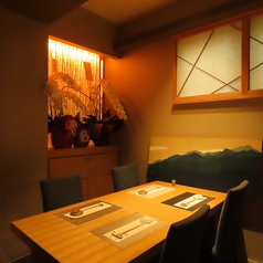 記念日や誕生日、ビジネスの会食など、多彩なシーンにぴったりの個室をご用意しています。静かで落ち着いた雰囲気の中で、心ゆくまでお過ごしいただけます。また、当店の料理は寿司だけでなく、こだわりの一品料理も豊富に取り揃えています。さらに、お酒の種類も幅広くご用意していますので、ぜひ一緒にお楽しみください。