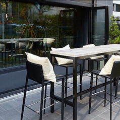 R1 TOKYOでは、大切なペットと一緒に過ごせる特別な空間をご用意。赤坂・六本木エリアでは珍しい、ペット同伴可能なレストラン&バーとして、愛犬家・愛猫家の皆さまにもご好評いただいています。落ち着いた雰囲気の中で、ペットとともにゆったりとした時間をお楽しみいただけます。