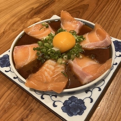 サーモンユッケ