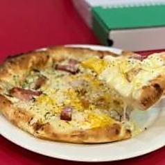 自家製ベーコンカルボナーラのピザ