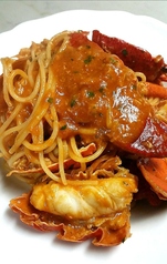 ぶつ切りオマール海老とトマトソースのスパゲッティー