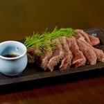 鉄板で豪快に焼き上げた赤身肉は絶品！焼き加減はお気軽にお申し付けください◎