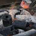 【炭火焼きへのこだわり】 炭火の赤外線は、高温を保ったまま直接素材にあたり、素材の内側にある水分や脂分まで加熱できるため、表面はカリッとなかはジューシーに仕上がります。 脂が落ちても炎が上がらないのは、炎がつく前に脂が蒸発してしまう圧倒的な火力と炭使いのプロの調理技のなすもの。 