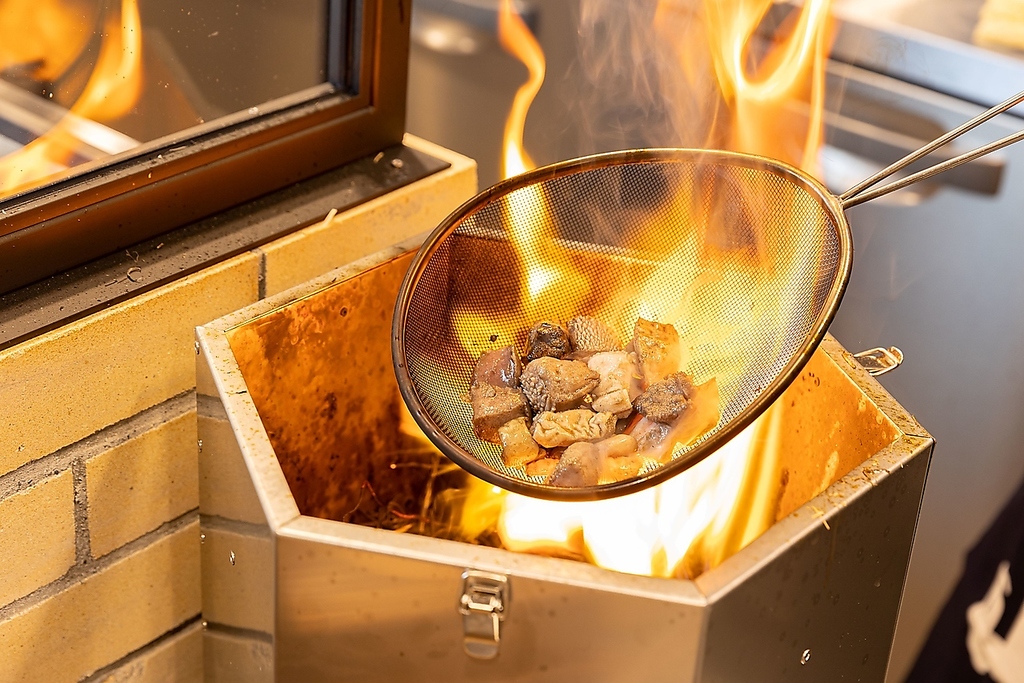 ご注文いただいてから、新鮮な魚介やお肉を藁焼きします。