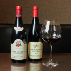 職人技の焼鳥と、店主が厳選した世界の銘醸ワイン