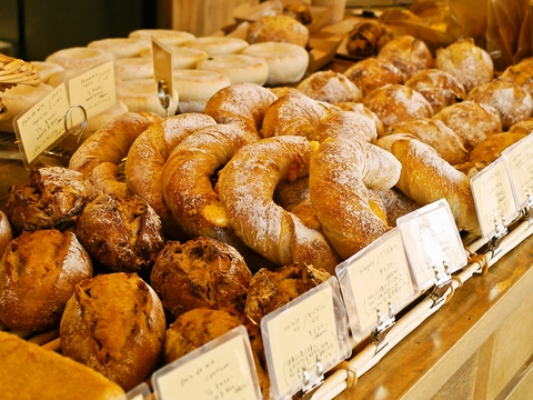 自家製酵母と国産小麦で作るパン。いつも行列ができる地元の人気ベーカリーショップ。