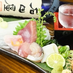 【お造り】金目鯛、関サバ、イサキ、カツオなど旬の魚のお刺身の盛り合わせ。内容は日替りです。