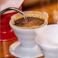 ハンドドリップで挽いたコーヒーをご賞味ください！