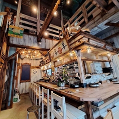 オープンカウンターデーブルで優しい笑顔のスタッフが心よりおもてなし致します♪オープンカウンターの温かい雰囲気でお客様同士の交流があるのも当店の自慢です★美味しい特別なお肉で楽しいひと時を羊羊でお楽しみ下さい♪