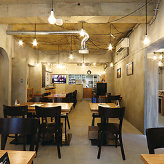 コンクリート打ちっぱなしに柔らかな照明がモダンな雰囲気を生んでいます。