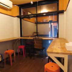 バーカウンターは、デートにもぴったりなスポット！横並びに座れるから、会話が弾みやすいです。美味しい料理やドリンクをシェアして、ご一緒に素敵なひとときを♪