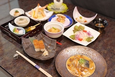 旬の鮮魚や自家製のチャーシューなど使用した料理の写真