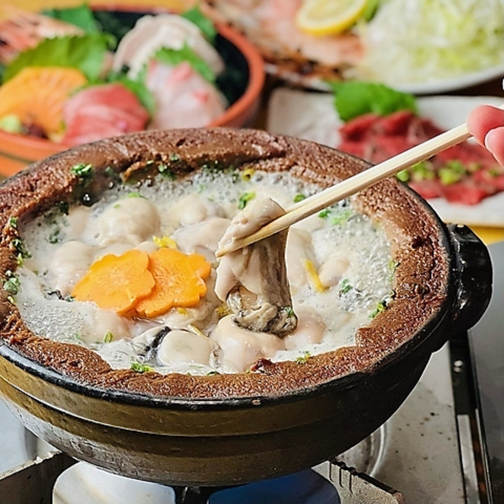 牡蠣好きなら一度は食べていただきたい一品◎牡蠣をこれでもかと乗せた土手味噌鍋です。