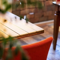 おしゃれなテーブルたちが、食事の雰囲気を高めます♪