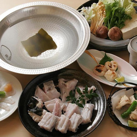 掘りごたつ式個室で厳選ふぐを堪能…本物の味わい。季節感あふれる極上の日本料理。