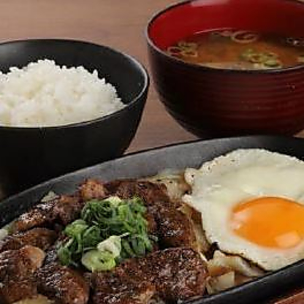 【満腹！ステーキランチ】厚切り肉がジューシーな「サイコロステーキ定食」。お腹も心も満たす一皿！