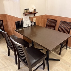 4名掛けのテーブル席は2卓ございます。通常使いに！