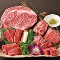 サーロインまたはリブロースを含む7種の部位を盛り合わせた『黒毛和牛　食べつくし純の七種盛り』をはじめ、『黒毛和牛　赤の極み四種盛り』『黒毛和牛　トモバラ三種盛り』など、2～3人前の盛り合わせ焼肉をご用意しております！
