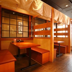 テーブル席はすべて柱と腰壁で仕切られています。柱を少しずつずらしているので周りのお客様と目が合うこともありません。大切なお仲間と新鮮な海の幸、美味しいお料理でお楽しみください♪食べ飲み放題コースもありますのでこちらもお見逃しなく！のんびりと【志なのすけ】の美味しいお料理をお楽しみください！