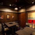 【完全個室：5～8名×1卓】最大8名様まで収容可能な完全個室は、少人数の宴会やグループでの集まりに最適です。落ち着いた木の温もりと洗練された照明が、上質な隠れ家のような雰囲気を醸し出します。扉付きの空間ですので、お子様連れのお客様も安心して本格鍋を楽しめます。贅沢な個室空間で、特別な日の宴を華やかに。