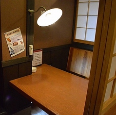 落ち着きのある店内に、4名様掛けのテーブル席と戸付きの個室空間をご用意。気の合う仲間とのお食事や大切な方とのひとときにも最適です。木の温もりを感じる空間と、心を込めたおもてなしで、ゆったりとした時間をお過ごしいただけます