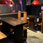 レトロモダンな雰囲気の中、無煙ダクトで煙を気にせずおしゃれに焼肉を！仲間との飲み会に最適。