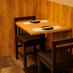 【2階】落ち着いた雰囲気の2名様向きテーブル席！デート・サシ飲み・仕事帰りの一杯にも最適です！気取らずゆったり話せる、居心地の良さを大切にした空間で、料理とお酒をお楽しみください！