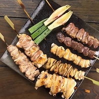 店主の技が光る串焼き！一本ずつ心を込めた丁寧な仕込み