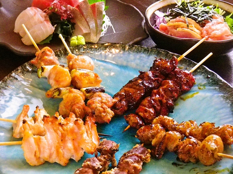 宮崎地鶏や甲州地鶏等、地鶏を使った本格的なお料理を堪能できる。鶏料理メインの店。