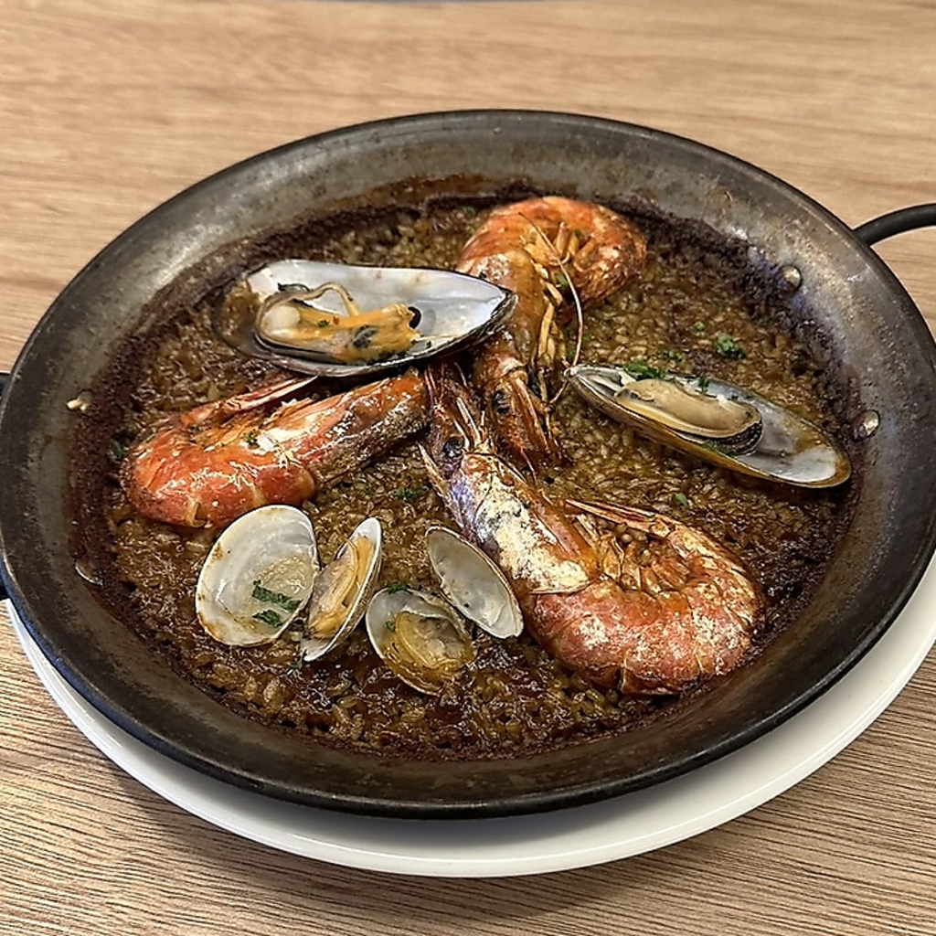 パエリア各種ご用意◎海の幸や新鮮野菜がたっぷりと盛り込まれたカラフルな見た目が食欲をそそります