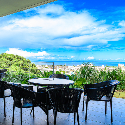 お寺が運営するホテル内にある【海が見えるレストラン＆カフェ】モダンな内装の空間◎