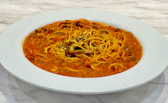 完熟トマトの濃厚ミートパスタ