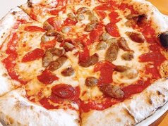 チョリソとイタリアンソーセージとハラペーニョのピザ