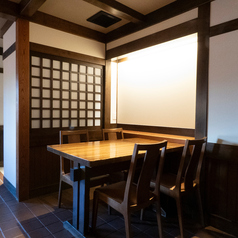 【テーブル席　4人掛け×2卓】鉄板から離れていますが、調理のライブ感をしっかりとお楽しみいただけるお席です。卓を囲んでお食事できるので、記念日や誕生日などの特別なシーンに◎