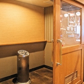 【店内喫煙ルーム有り！】喫煙ルームを完備しておりますので、タバコを吸う方も安心してご利用いただけます♪ お食事や会話の合間に、リラックスして一息つけるスペースをご用意しています。喫煙者の方もノンスモーカーの方も、どなたでも快適に過ごせる空間でお待ちしております♪