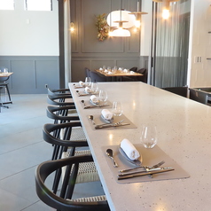 【カウンター席：6席】オープンキッチンに面したカウンター席は、1名様～3名様にてご利用可能です。シェフの調理風景を間近に感じながらライブ感あふれる、お食事をご堪能ください。