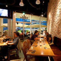 ブルックリン調のレンガ壁！夜景を楽しめるお店です♪