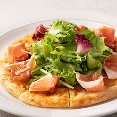 4種のチーズピザ　生ハム添え