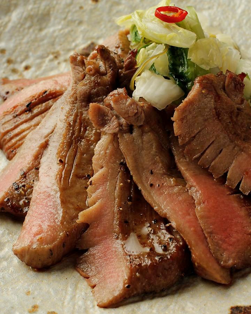 備長炭で焼き上げる、名物！”熟成大トロ牛たんの炭火焼き”当店に来たらまずはこれ！ご堪能下さい♪