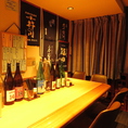 ビルの2階でたくさんの日本酒たちとお待ちしております。落ち着いた店内にはBGMとして落語が流れます。