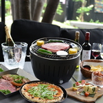 自然豊かなテラス席でBBQ☆飲み放題をはじめ、温泉入浴や岩盤浴もセットになっているお得なコース♪