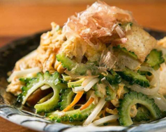 【沖縄のソウルフード】ゴーヤーチャンプルー！苦みと旨みが絶妙なバランスの定番炒めの写真