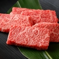 黒毛和牛ならではの脂の甘みとコクを、網焼きで香ばしく引き出した『黒毛和牛　上カルビ』。オリジナルの甘ダレが肉の旨みと調和し、ひと口ごとに奥行きのある味わいが広がる贅沢な一皿です♪