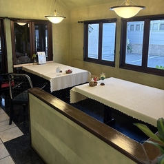 2名様からご利用頂けるテーブル席を複数ご用意しております。落ち着いた店内でお食事と向き合える空間をご用意しております。