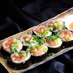 サーモンユッケのトロタクキンパ～卵黄ディップ～