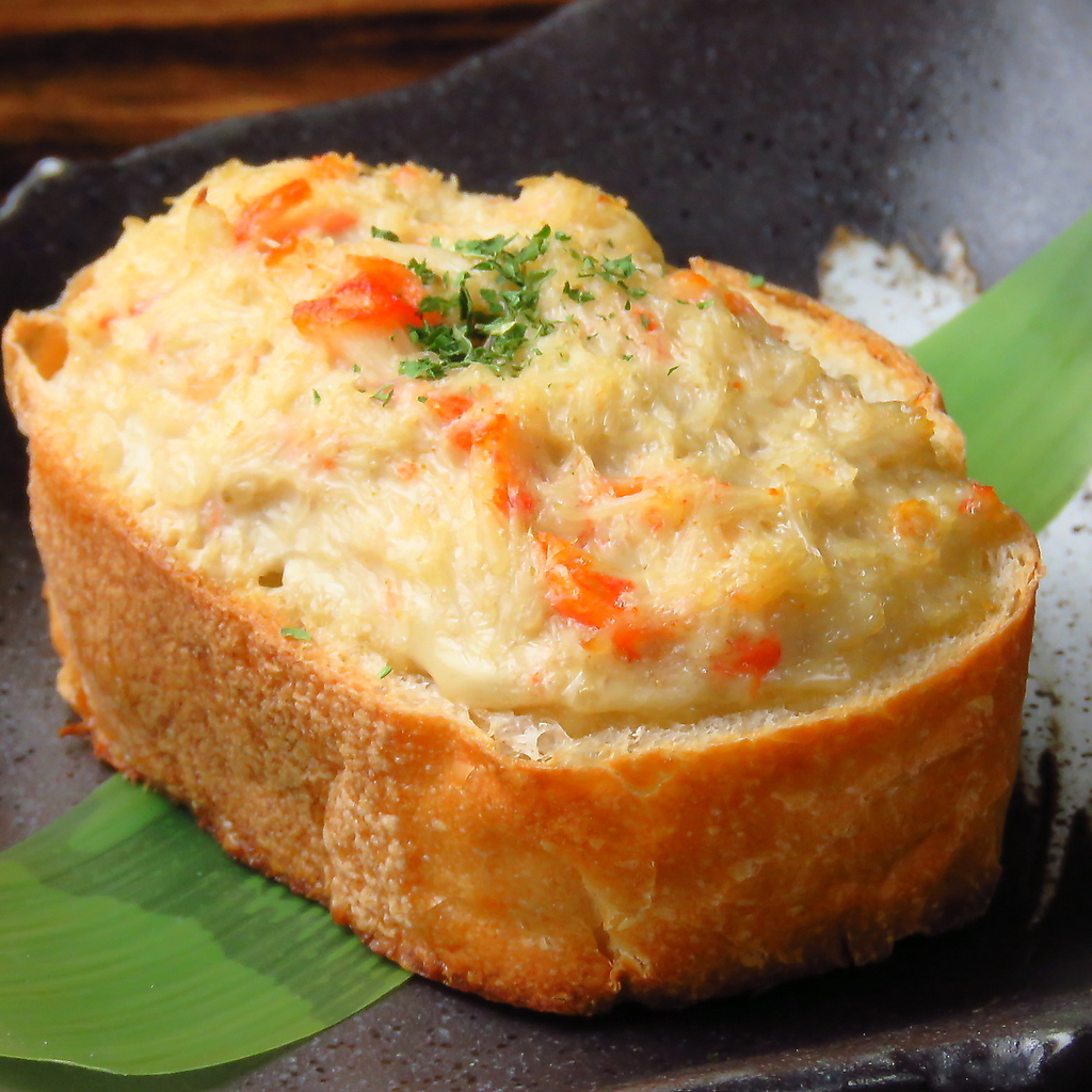 オープンからの大人気メニュー！！本ずわい蟹のガーリックカニマヨトースト