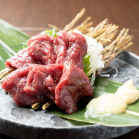 きめ細かい霜降りと美しい桜色が特長の、熊本産馬刺し！