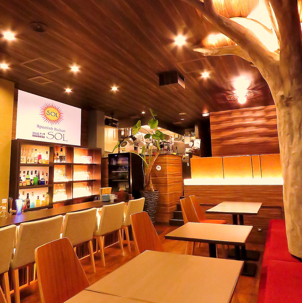 テーブル席を別角度で…会社宴会や結婚式の二次会に必須のプロジェクターも有ります！